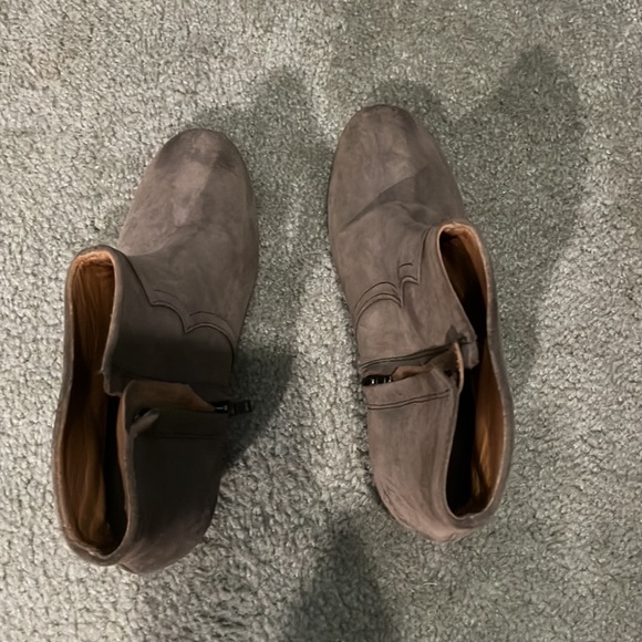 Beige ankle bootie. Slightly worn. - Picture 4 of 7